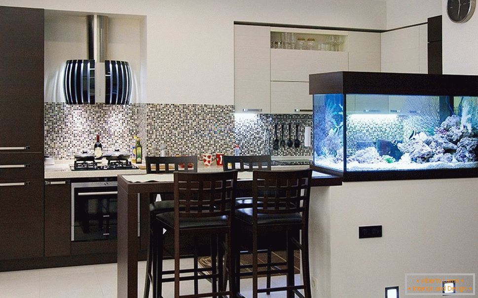 Barový pult s akváriom на кухне