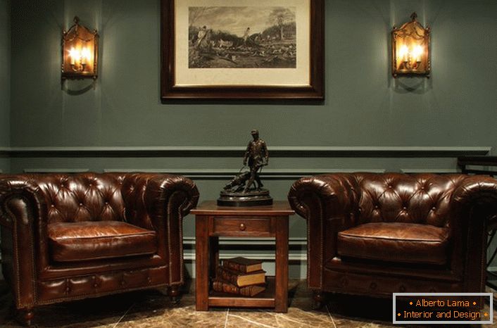 Pre kancelária gentlemana v anglickom štýle sa vyznačujú masívne kožené kreslá a prísne interiérové ​​prvky.