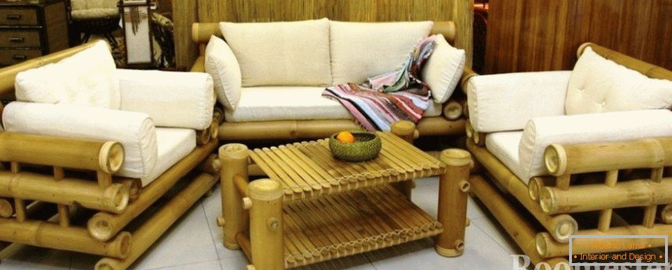 Bambusový nábytok s vankúšikmi