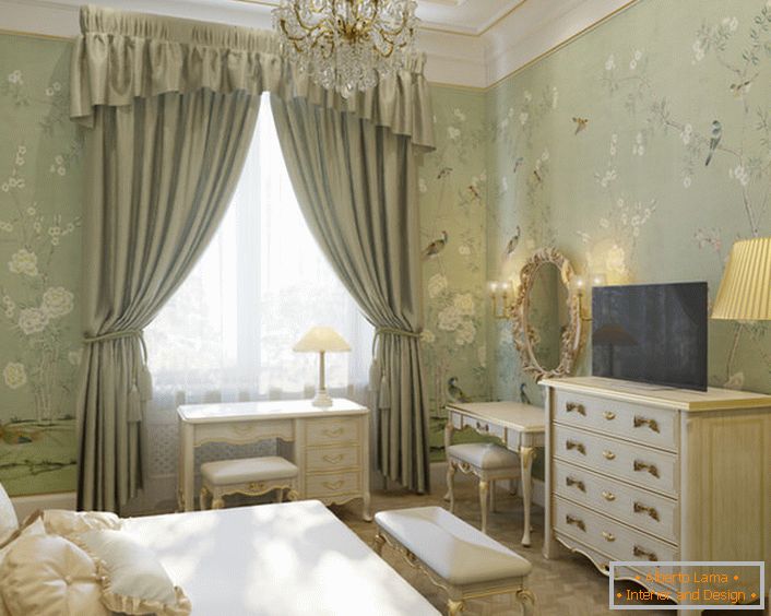 Malá spálňa pre hostí vo francúzskom štýle v apartmáne na západe Nemecka. 