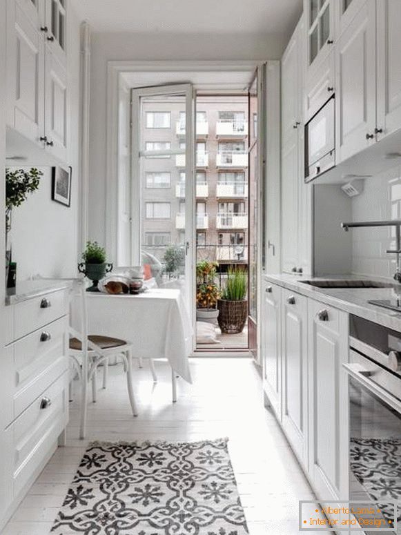 Biela kuchyňa v interiéri - fotografia malej kuchyne s balkónom