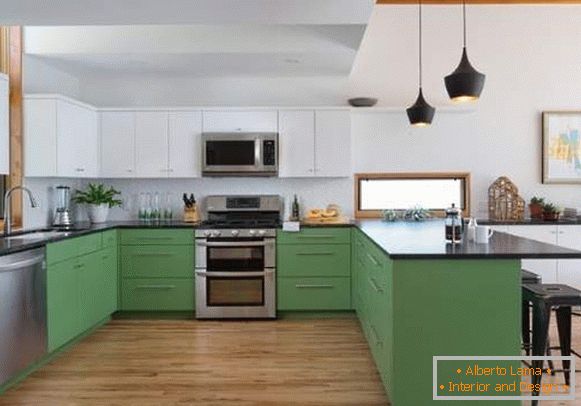 Kuchyňa v bielej a zelenej farbe - fotka s temným vrcholom