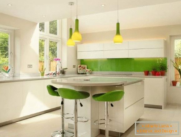 Biela rohová kuchyňa so zelenými prvkami - foto