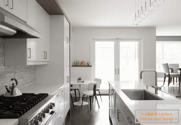 Biela šedá kuchyňa - fotografia v interiéri moderného domu