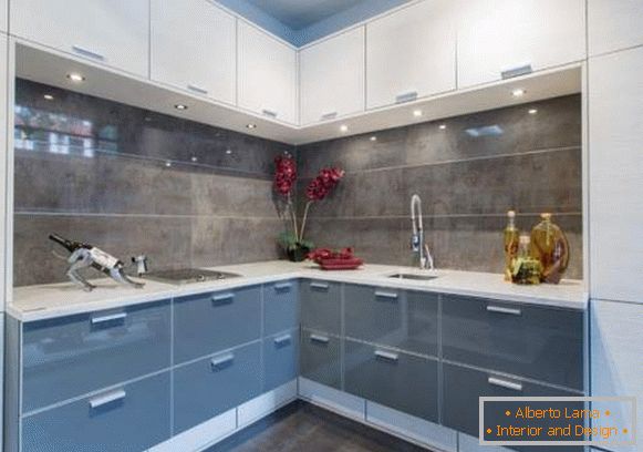Sivá biela rohová kuchyňa - fotografia v dizajne bytu