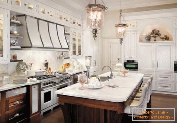 Klasický dizajn hnedo-bielej kuchyne na fotografii