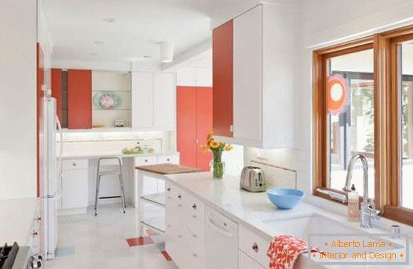Kuchyňa v bielom - foto v kombinácii s červenými prvkami