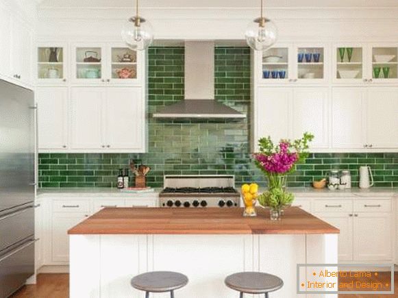 Zelená zásterka pre biele kuchyne - foto obdĺžnikových dlaždíc