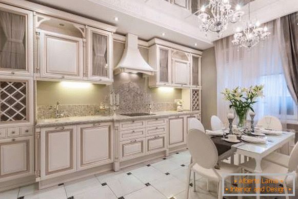 Kuchyňa biela so zlatou patinou - foto interiérový dizajn