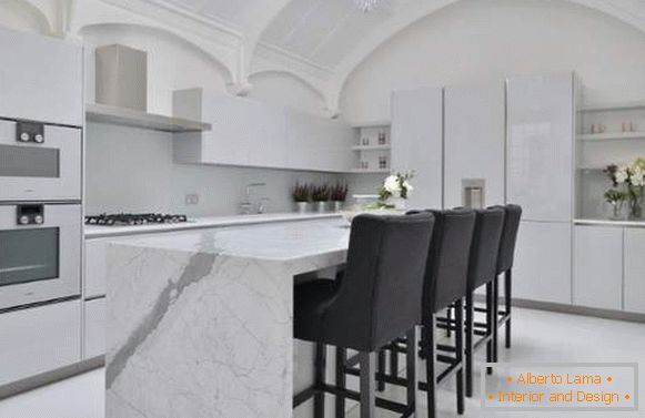 Kuchyňa biely lesk - foto neobvyklého dizajnu v interiéri