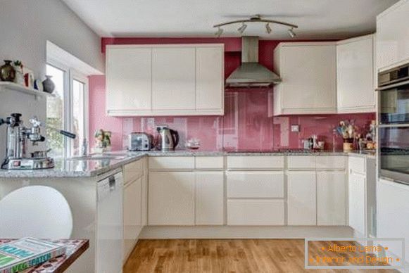Kuchyňa biela saténová - foto v kombinácii s ružovou zástera