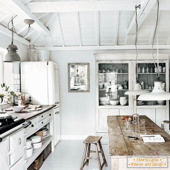 Biela kuchyňa v drevenom dome