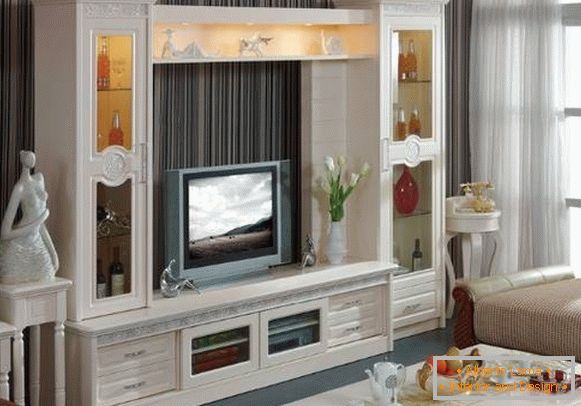 Interiér obývacej izby s bielym nábytkom v klasickom štýle