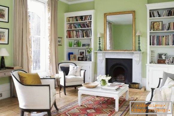 Zelený interiér obývacej izby s bielym nábytkom