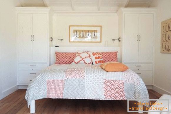 Nábytok v bielom spálni s červeným a béžovým dekorom