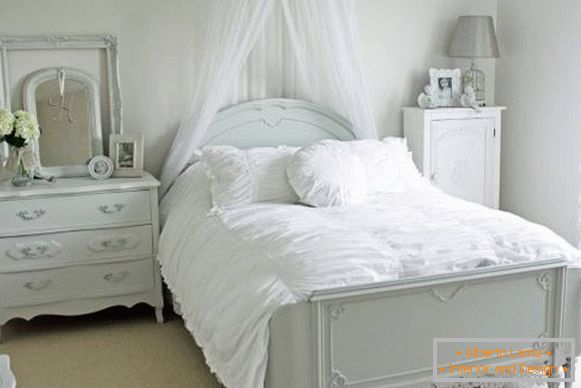 Romantická spálňa s bielou posteľou a dekoráciou