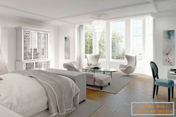 Biela šedá spálňa s krásnym nábytkom