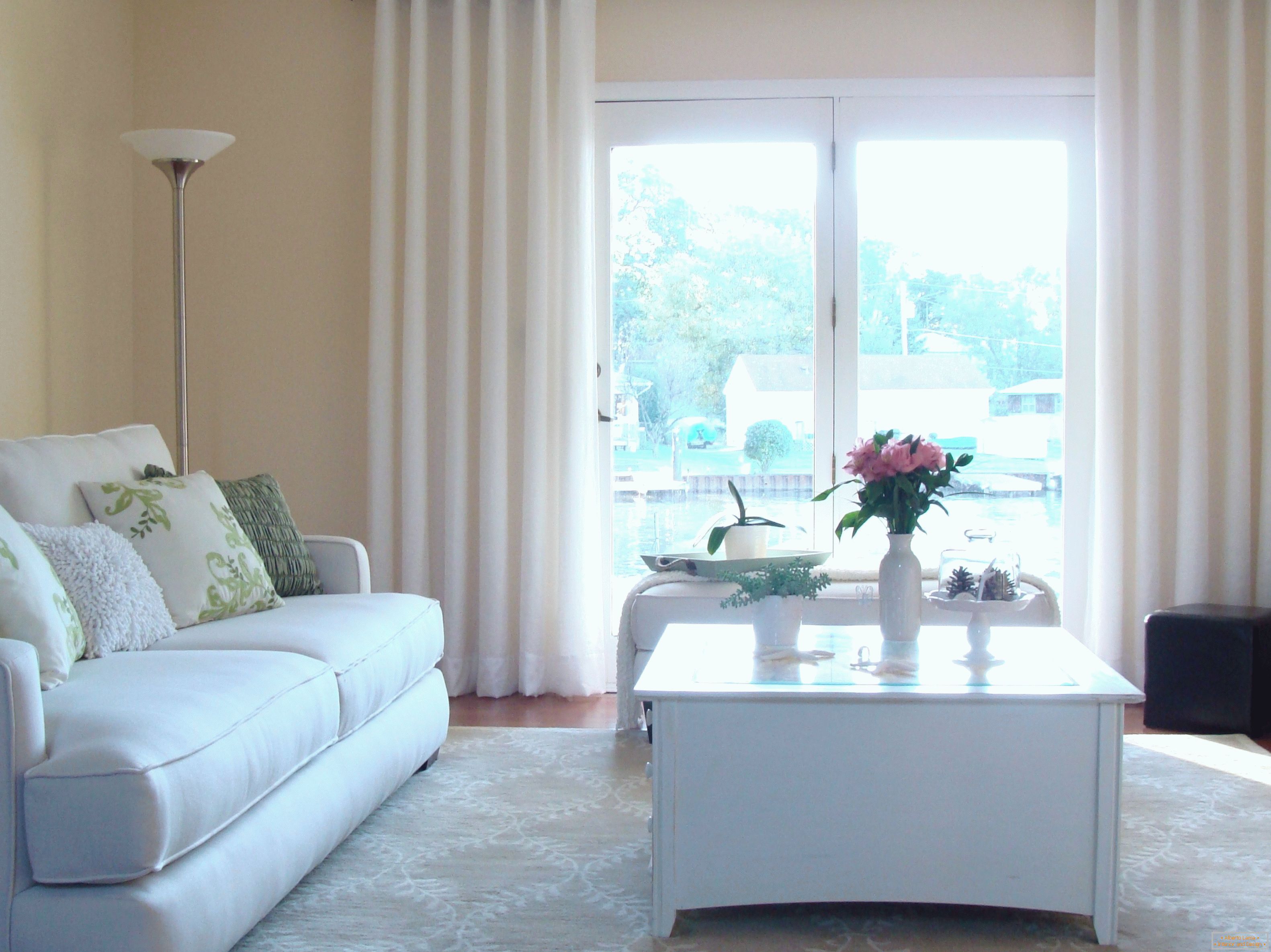 Jednoduchá dekorácia obývacej izby s bielymi závesmi