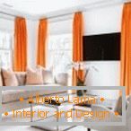 Oranžové záclony v bielom interiéri