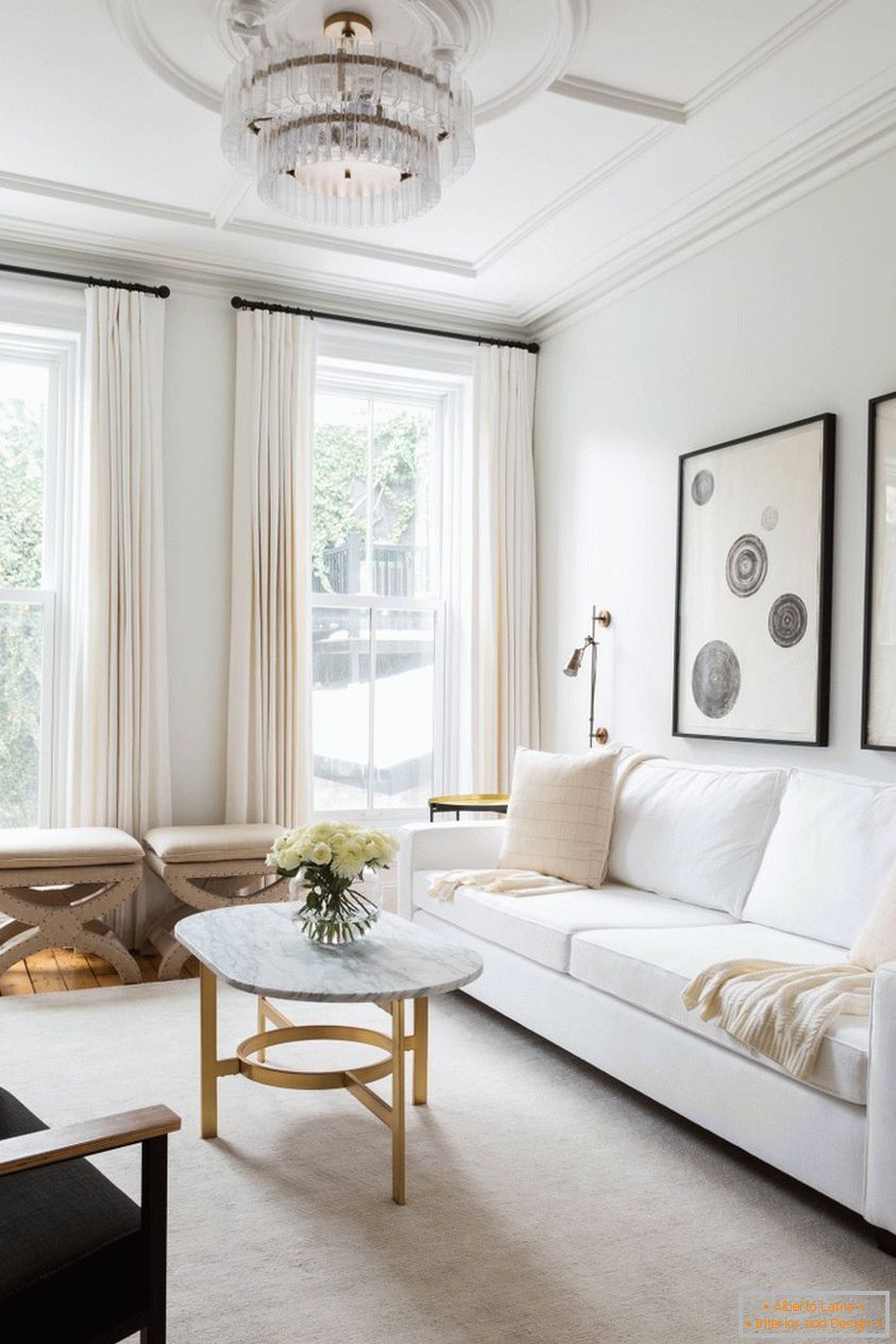 Obývacia izba v klasickom štýle a bielej farbe