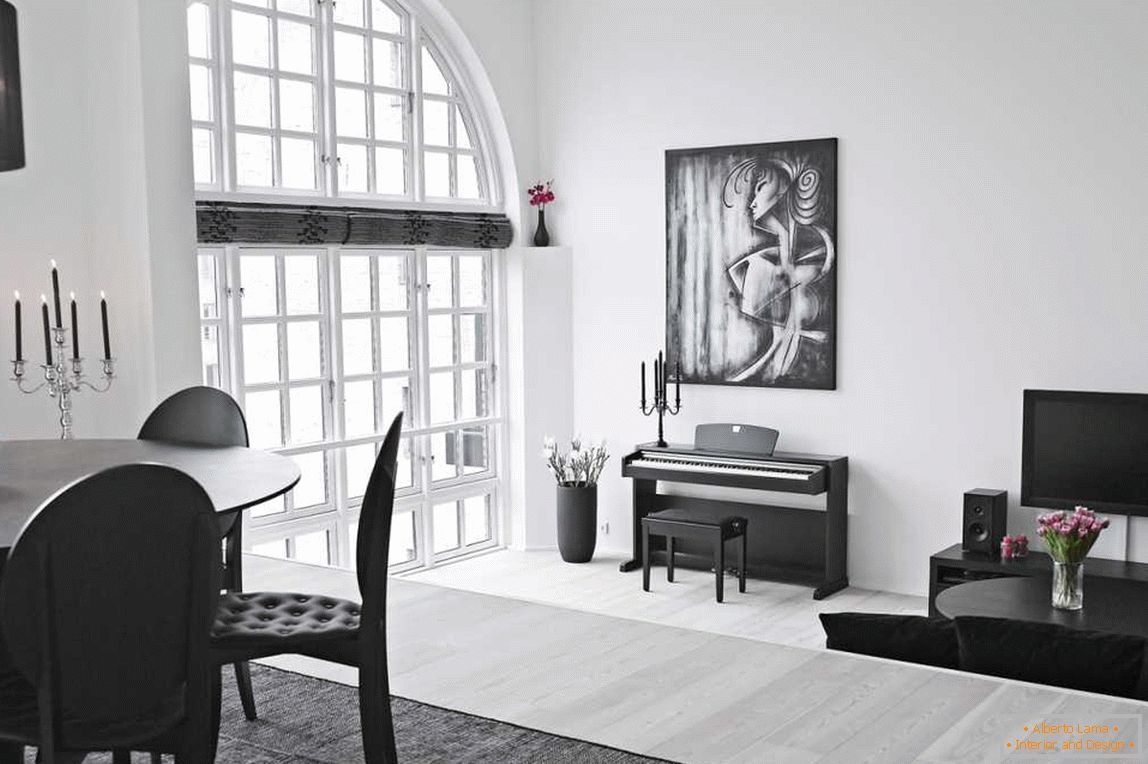 Čierne interiérové ​​predmety v bielom obývacej izbe