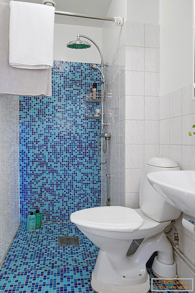 Modré mozaiky na toalete