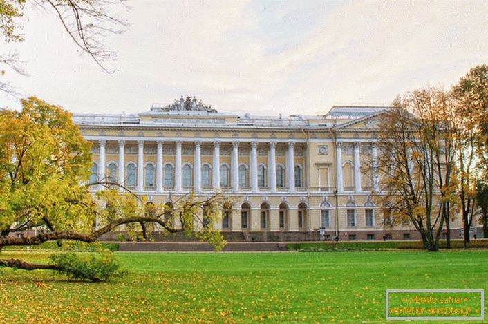 Luxusný Mikhailovský palác v empírovom štýle v Petrohrade.