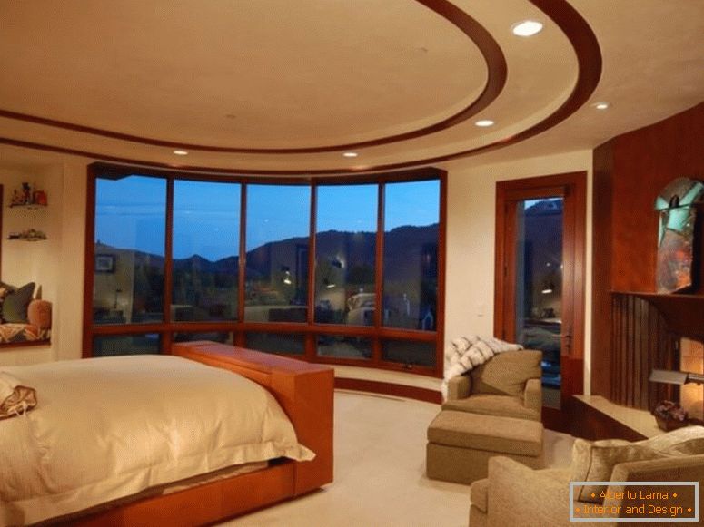 Veľký-master-spálne, s vstavaným-in-deň-lôžko-bay-okná-balkón