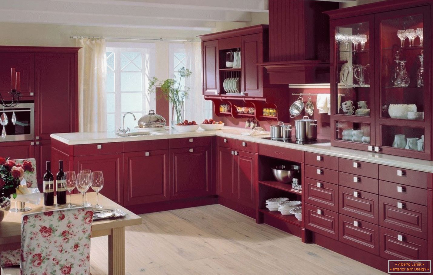 Kuchynský nábytok v burgundskej farbe
