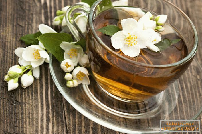 História popularity čaju s jazmínom je spojená s čínskymi liečiteľmi, ktorí tvrdili, že jazmín má vlastnosti afrodiziakum, pomáhajú ženám stať sa žiaduce. 