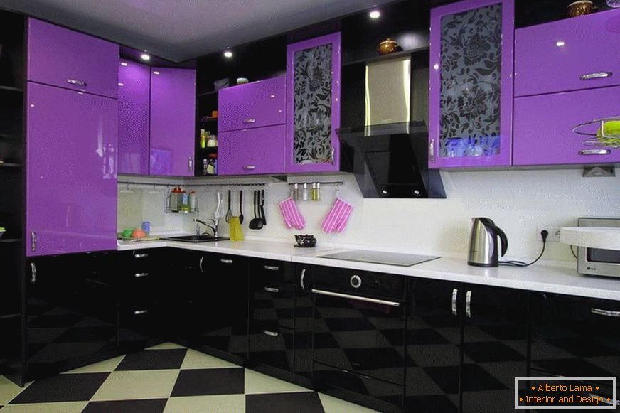 Čierna a fialová lesklá kuchyňa