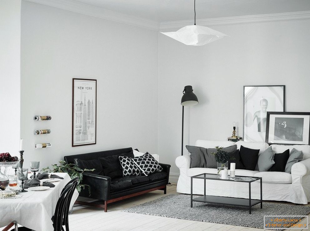 Obývacia miestnosť je biela s čiernym pohovkou