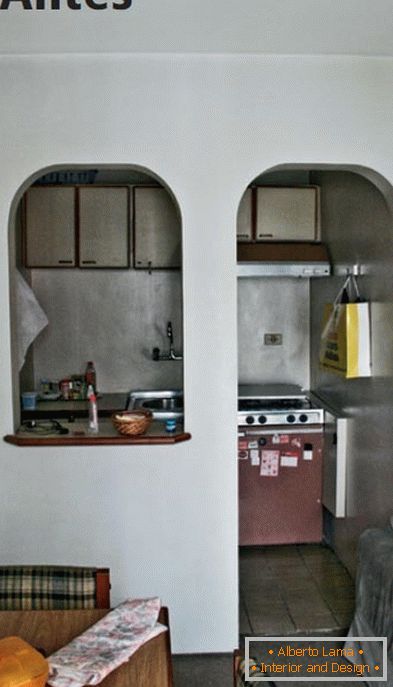 Kuchyňa pred rekonštrukciou je oddelená od obývacej izby oblúkom