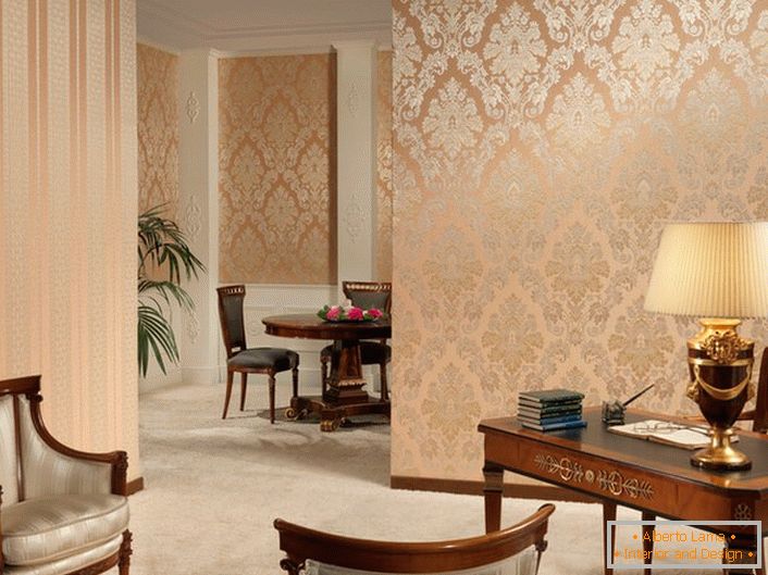 Striktné pásiky a zdobené vzory zlatých farieb, na jemnej broskyňovej tapety v kancelárii v barokovom štýle.