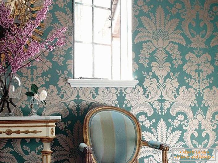 Jemné modré farby so vzormi zlatých farieb. Nábytok s vyrezávanými rukoväťami, okrajové zrkadlá sú vyrobené v najlepších tradíciách barokového štýlu.
