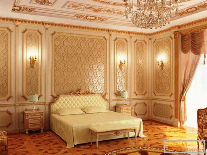 Zlaté vzory dokonale zapadajú do celkového zloženia barokového štýlu. Štýlová spálňa pre pár.