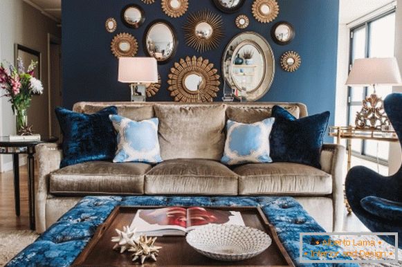 Modrý nástenný a čalúnený nábytok v obývacej izbe