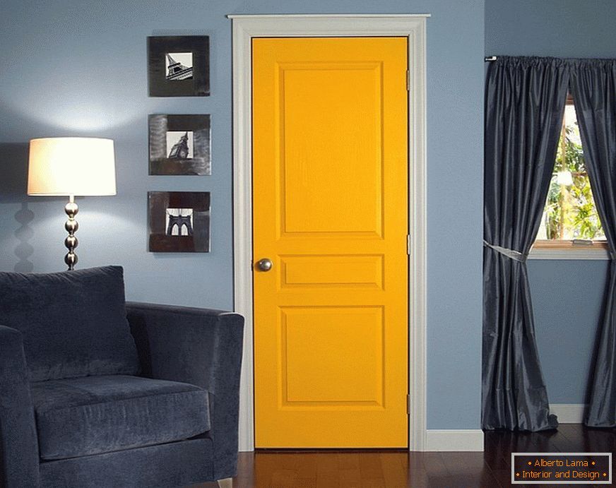 Modré steny a žlté dvere