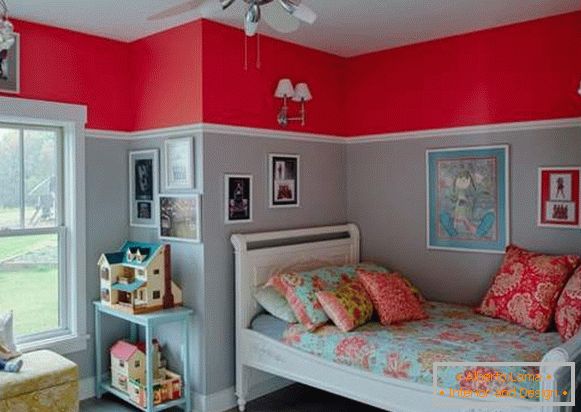 Kombinácia červenej a modrej farby v interiéri detskej izby