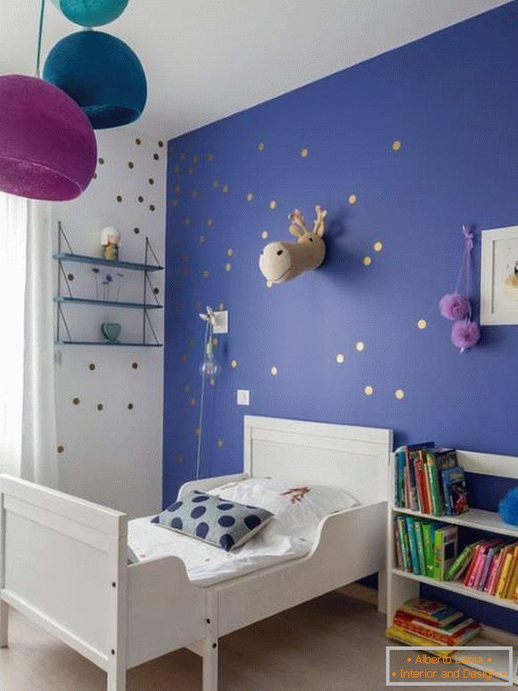 Modrá farba stien v detskej izbe s výzdobou fialovej