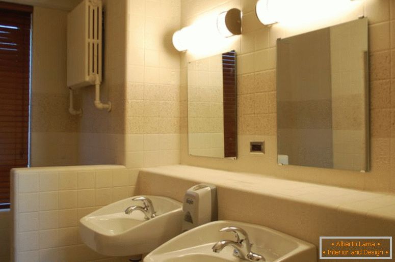 vyzývavý-interiér-predstavy-of-úzky kúpeľňa-ukazuje-twin-bielo-porcelán, umývadlo-and-štvorcových-Wall-zrkadla-bezrámové-pomocou-floating-osvetľujú dlhým toaletných svetelný-príslušenstvo