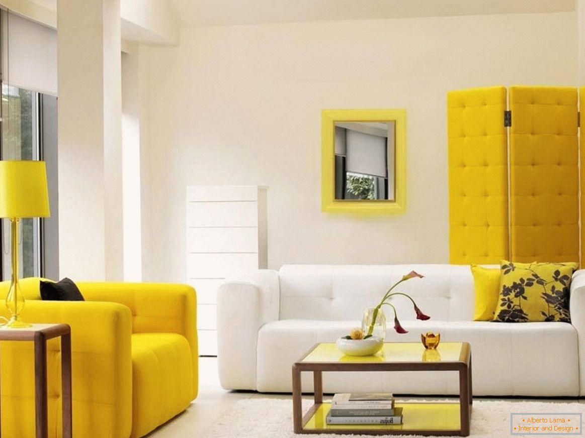 Jasne žlté kusy nábytku