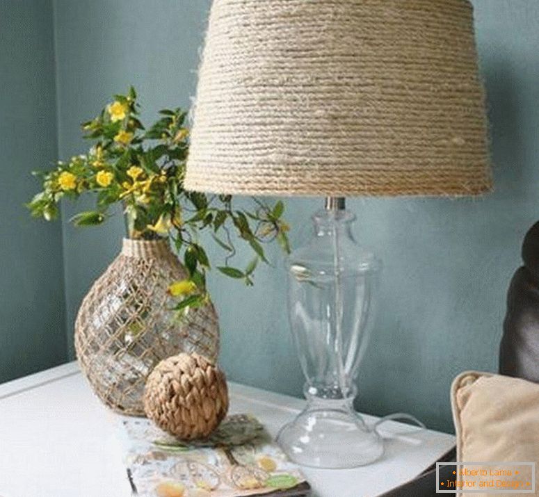 Váza, lampa a časopis na stole