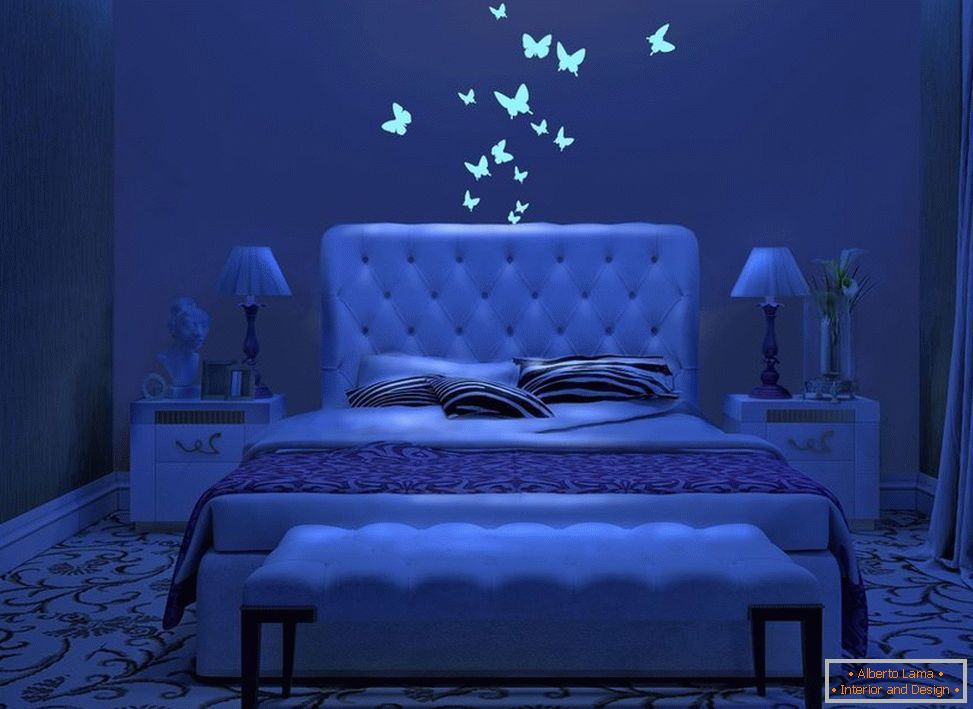 Žiariace motýle v interiéri spálne