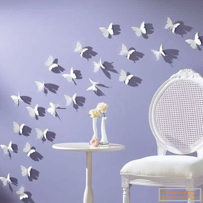 Biele motýle na stene
