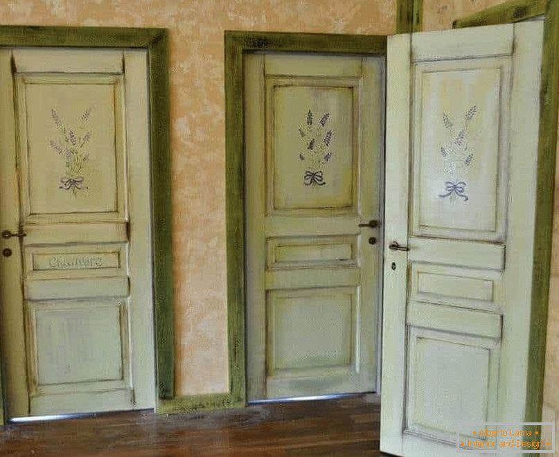 Staré dvere sa hodia do štýlu Provence a Vintage