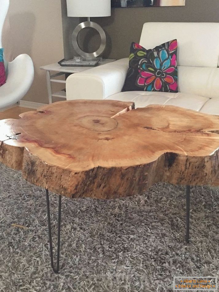 Veľký konferenčný stolík vyrobený z prírodného dreva