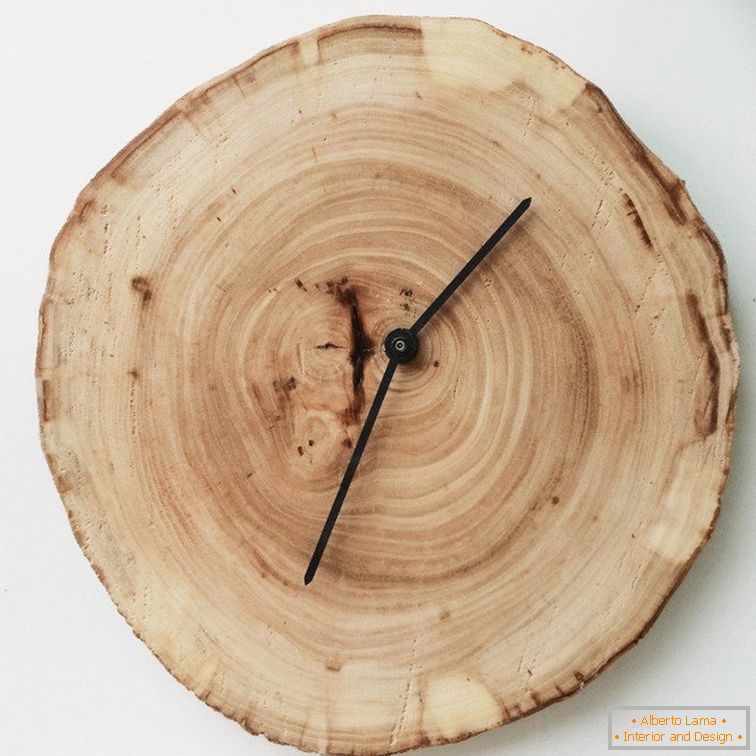 Vytočte nástenné hodiny z dreva