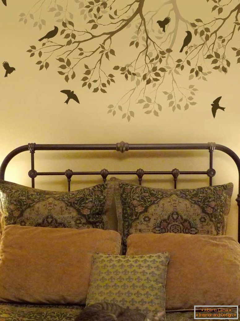 Strom s vtákmi nad posteľou