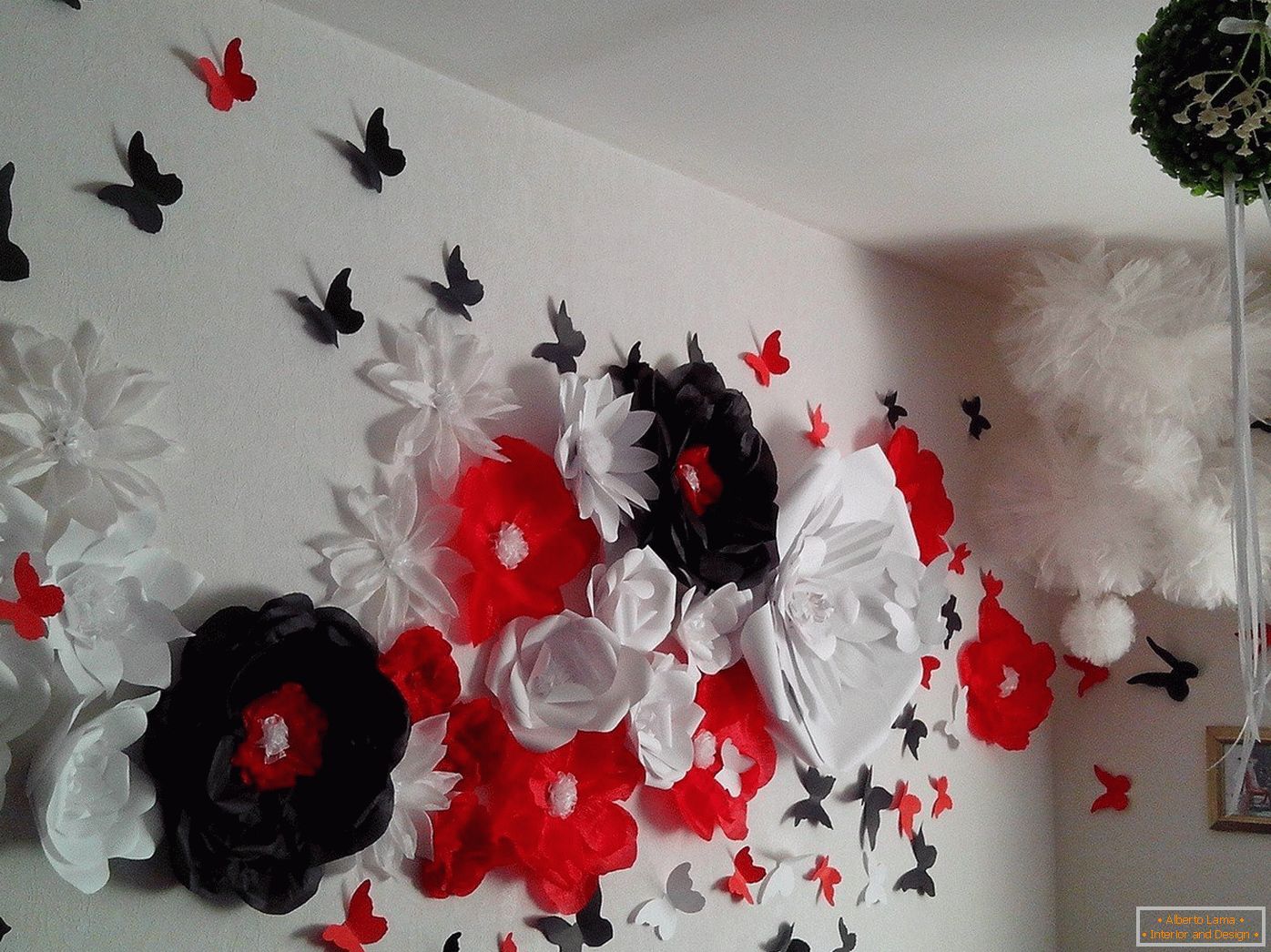 Kvety a motýle na stene